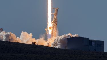 Trump firma decreto que crea el Comando Espacial