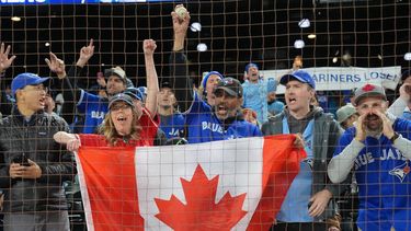 Aficionados de los Azulejos de Toronto celebran la victoria ante los Marineros de Seattle en el tercer juego de la serie de campeonato de la Liga Americana, el miércoles 15 de octubre de 2025. (Frank Gunn/The Canadian Press vía AP)