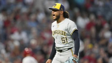 El dominicano Freddy Peralta, de los Cerveceros de Milwaukee, festeja luego de sacar un out ante los Angelinos de Los Ángeles, el miércoles 19 de junio de 2024 (AP Foto/Ryan Sun)