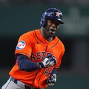 Yordan Álvarez, de los Astros de Houston, corre las bases después de batear un jonrón en la primera entrada del juego de béisbol de Grandes Ligas contra los Rangers de Texas, el sábado 11 de julio de 2026, en Arlington, Texas. (AP Foto/LM Otero)