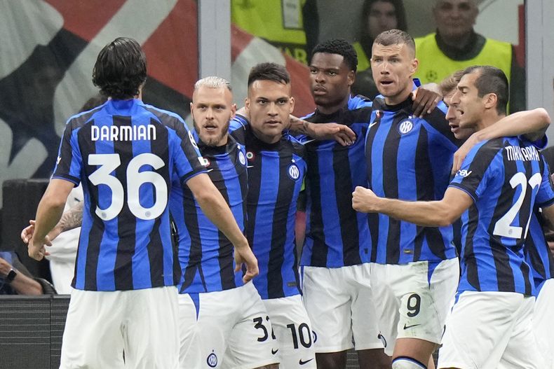 Edin Dzeko (segundo a la derecha) celebra tras anotar el primer gol del Inter en el partido contra el AC Milan por la ida de semifinales de la Liga de Campeones, el miércoles 10 de mayo de 2023, en Milán. (AP Foto/Luca Bruno)