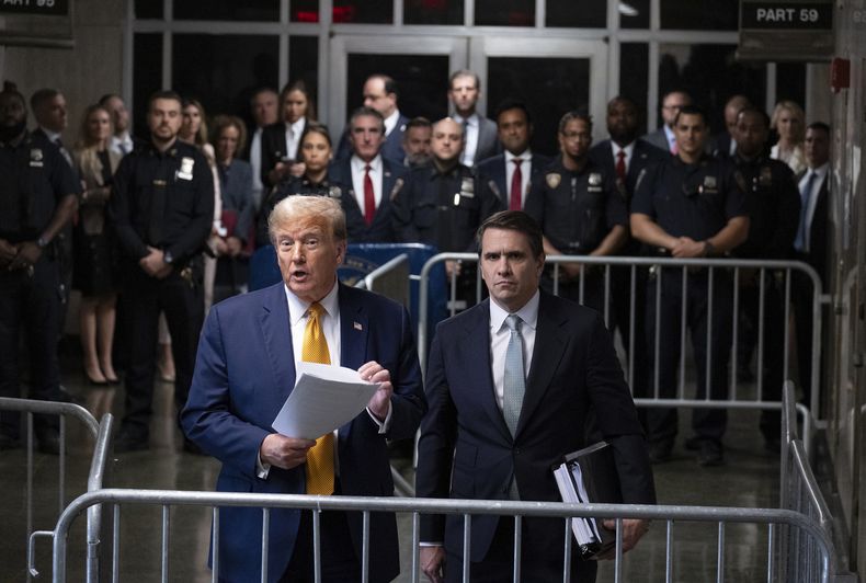 El expresidente Donald Trump, con su abogado Todd Blanche, en el tribunal en Manhattan, ciudad de Nueva York, el 14 de mayo del 2024. (AP foto/Craig Ruttle, Pool)