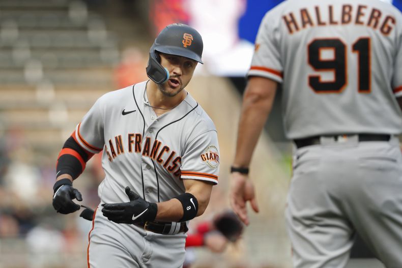Michael Conforto de los Gigantes de San Francisco recorre las bases tras pegar un jonrón de tres carreras en la primera entrada frente a los Mellizos de Minnesota el lunes 22 de mayo del 2023. (AP Foto/Bruce Kluckhohn)