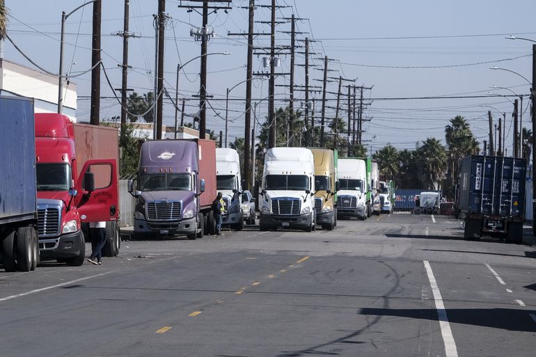 Camiones de carga congestionan vecindario de Los Ángeles