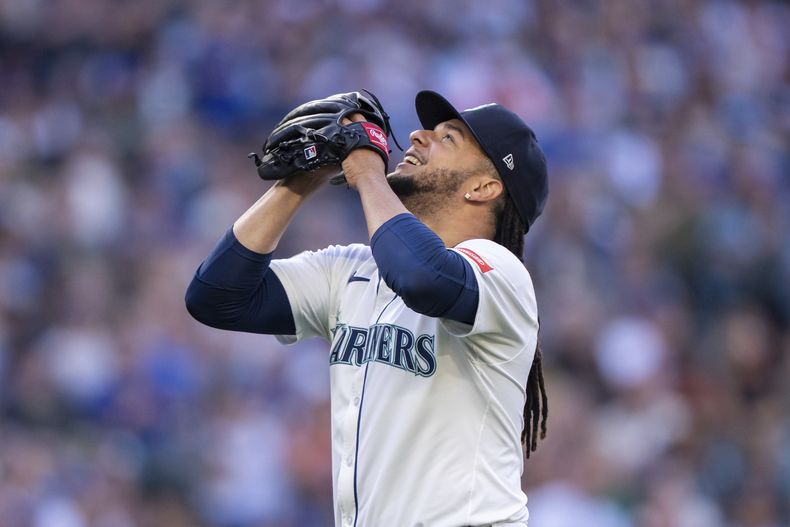 El dominicano Luis Castillo, de los Marineros de Seattle, festeja al dar fin al segundo inning del juego ante los Piratas de Pittsburgh, el sábado 5 de julio de 2025 (AP Foto/Stephen Brashear)