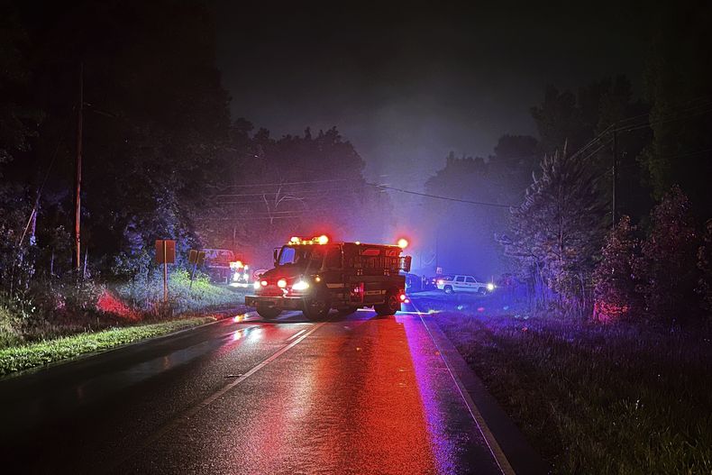 Personal de emergencias atiende una explosión en la planta procesadora de Darling Ingredients, el jueves 22 de junio de 2023 en Wadesboro, en el condado Anson, Carolina del Norte. (WSOC-TV vía AP)