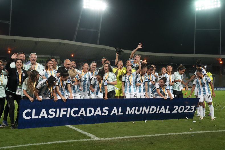 ARCHIVO - Las jugadores de Argentina celebran la victoria 3-1 ante Paraguay en el partido por el tercer lugar de la Copa América femenina, el 29 de julio de 2022 en Armenia, Colombia. (AP Foto/Dolores Ochoa)