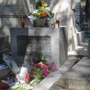 Flores y velas adornan la tumba del legendario vocalista de The Doors, Jim Morrison, en el cementerio Pere Lachaise, el lunes 3 de julio de 2011, en París. (AP Foto/Jacques Brinon, Archivo)