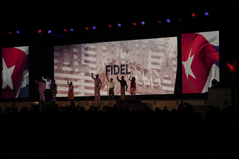 Actores actúan junto a una imagen de Fidel Castro durante un evento conmemorativo del 72do. aniversario del inicio de la Revolución Cubana en Ciego de Ávila, Cuba, el sábado 26 de julio de 2025. (Foto AP/Ramón Espinosa, Pool)