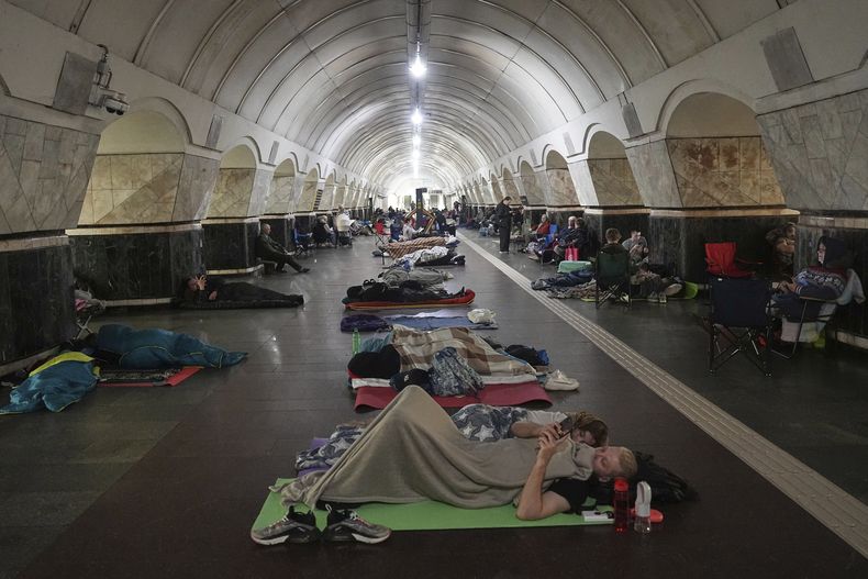 Residentes descansan en una estación de tren utilizada como refugio antiaéreo durante un ataque ruso contra Kiev, Ucrania, el 10 de julio de 2025. (AP Foto/Efrem Lukatsky)