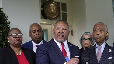 ARCHIVO - Marc Morial, en el centro, presidente y director general de la National Urban League, habla con periodistas en el Ala Oeste de la Casa Blanca en Washington, el 8 de julio de 2021, tras una reunión con el presidente Joe Biden y líderes de importantes organizaciones de derechos civiles. (AP Foto/Susan Walsh, Archivo)