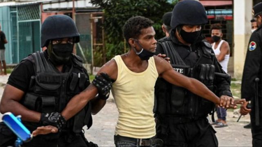 cuba: regimen amenaza con penas de hasta 20 anos para detenidos en protestas