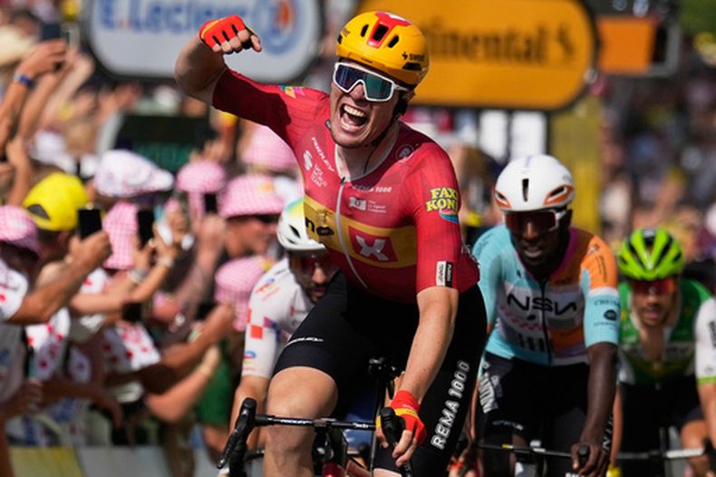 Soren Waerenskjold de Noruega celebra al cruzar la meta para ganar la 11ma etapa del Tour de Francia entre Vichy y Nevers el miércoles 15 de julio del 2026. (AP Foto/Mosaab Elshamy)