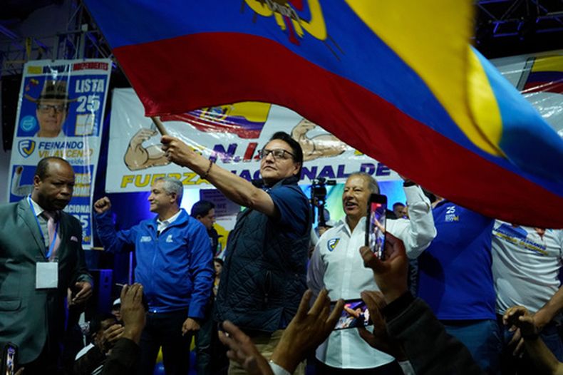 ARCHIVO - El candidato presidencial Fernando Villavicencio ondea una bandera ecuatoriana durante un acto de campaña en una escuela, minutos antes de ser asesinado a tiros, en Quito (Ecuador), el 9 de agosto de 2023. (API vía AP, archivo)