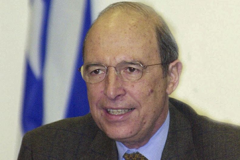 ARCHIVO - El primer ministro de Grecia, Costas Simitis, declara una ajustada victoria sobre sus oponentes conservadores tras las elecciones generales, en Atenas, el lunes 10 de abril de 2000. (AP foto/Thanassis Stavrakis, archivo)