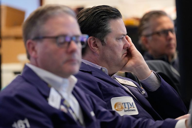 Terrance McCauley trabaja en el piso de remates de la Bolsa de Valores de Nueva York el martes 7 de abril de 2026. (AP Foto/Seth Wenig)