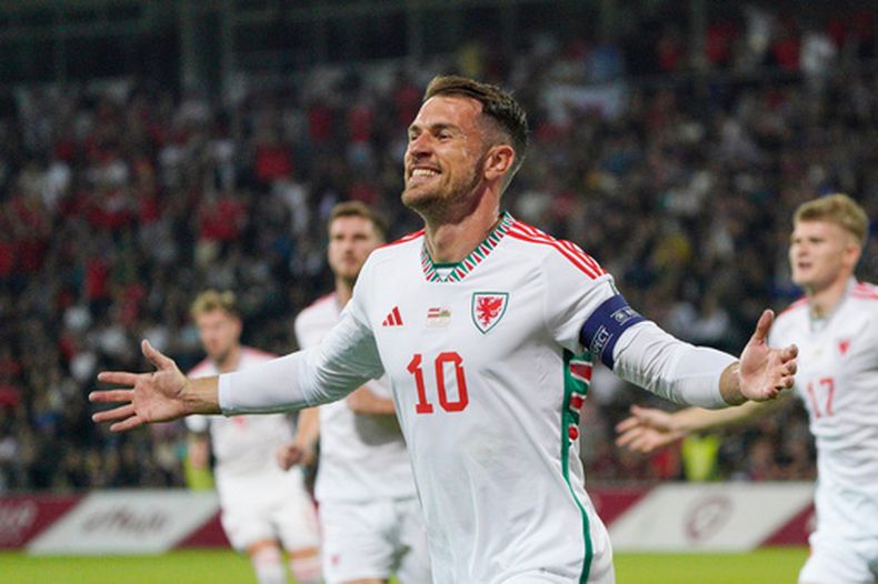 ARCHIVO - Aaron Ramsey celebra tras anotar el primer gol de Gales en un partido contra Letonia en las eliminatorias de la Euro 2024 en Riga, el 11 de septiembre de 2023. (AP Foto/Roman Koksarov)