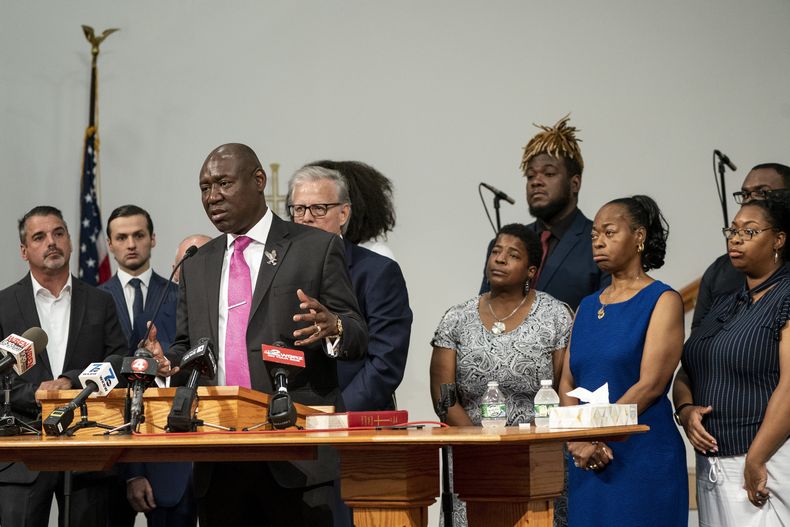 Acompañado por familiares de las víctimas de un tiroteo en un supermercado de Buffalo y sus abogados, el abogado Ben Crump habla durante una conferencia de prensa el miércoles 12 de julio de 2023, en Buffalo, Nueva York. (Libby March/The Buffalo News vía AP)