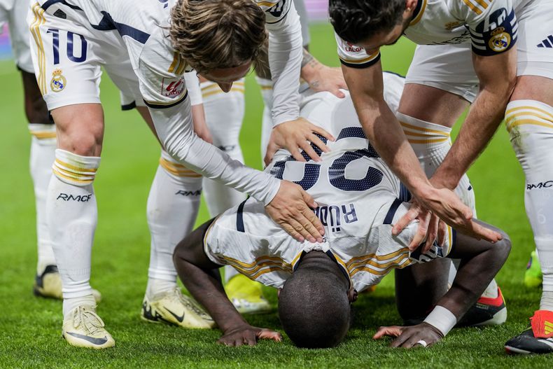 Antonio Rudiger celebra con sus compañeros del Real Madrid luego de un autogol del Celta en el partido de la Liga española, el domingo 10 de marzo de 2024. (AP Foto/Manu Fernández)
