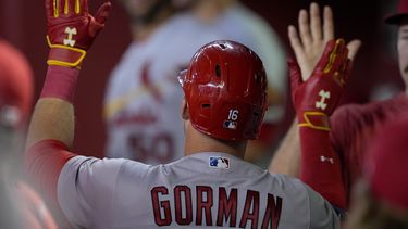 Nolan Gorman, de los Cardenales de San Luis, festeja con sus compañeros luego de batear un jonrón solitario ante los Diamondbacks de Arizona, en el segundo inning del juego del 26 de julio de 2023 (AP Foto/Matt York)