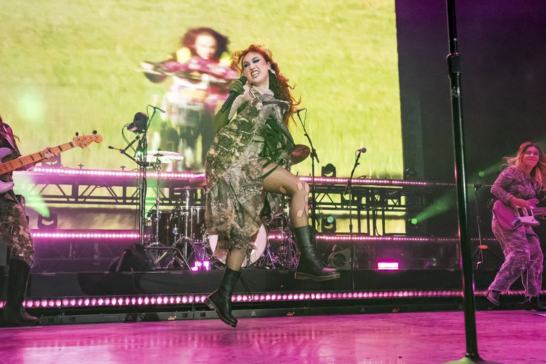 Chappell Roan actúa durante The Midwest Princess Tour el martes 1 de octubre de 2024 en el anfiteatro FirstBank en Franklin, Tennessee. (Foto Amy Harris/Invision/AP)