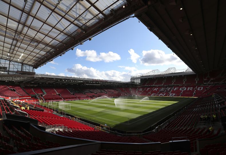 ARCHIVO - Una vista general del estadio Old Trafford, del Manchester United, en Manchester, Inglaterra, el 10 de agosto de 2018. Un fanático de 44 años fue arrestado y acusado de presuntos cánticos de tragedia durante el partido entre Manchester United y Burnley, dijo la Policía el domingo. (AP Foto/Jon Super, Archivo)