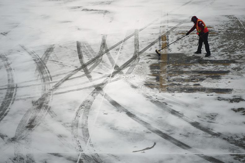 Un trabajador despeja nieve en el Aeropuerto Detroit Metropolitan Wayne County en Romulus, Michigan, el 6 de enero del 2025. (AP foto/Charlie Riedel)