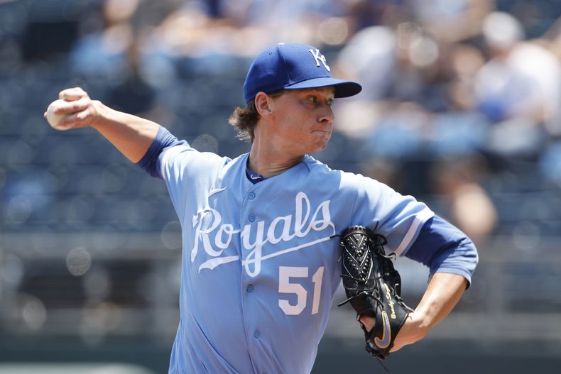 El lanzador de los Reales de Kansas City Brady Singer lanza en la primera entrada del juego ante los Rockies de Colorado el domingo 4 de junio del 2023. (AP Foto/Colin E. Braley)