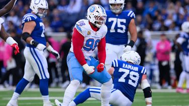 Foto del 18 de octubre del 2026, el tackle defensivo de los Titans de Tennessee Jeffery Simmons celebra una captura en el encuentro ante los Colts de Indianápolis. (AP Foto/Zach Bolinger, Archivo)