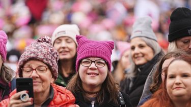 Un grupo de manifestantes se congrega en el parque Franklin antes de la Marcha del Pueblo, el sábado 18 de enero de 2025, en Washington. (AP Foto/Julio Cortez)