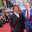 Tom Cruise, izquierda, y el director Christopher McQuarrie posan para retratos a su llegada al estreno de la película Mission: Impossible - Dead Reckoning Part One el 22 de junio de 2023 en Londres. (Vianney Le Caer/Invision/AP)