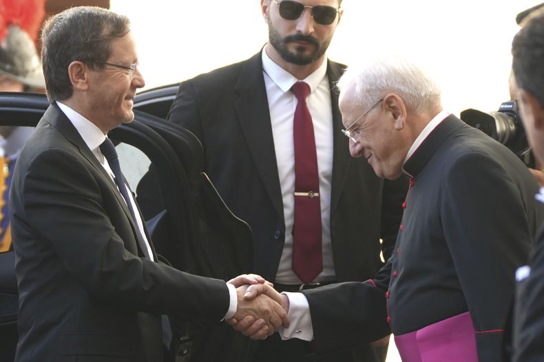 El presidente de Israel, Isaac Herzog, a la izquierda, es recibido por el monseñor Leonardo Sapienza a su llegada al patio de San Dámaso en el Vaticano antes de una audiencia privada con el papa León XIV, el jueves 4 de septiembre de 2025. (AP Foto/Domenico Stinellis)