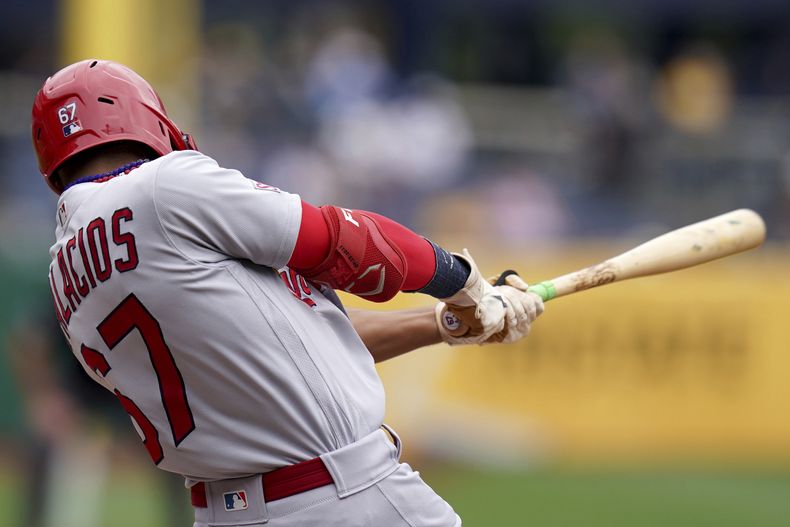 Richie Palacios de los Cardenales de San Luis batea un sencillo remolcador ante los Piratas de Pittsburgh, el miércoles 23 de agosto de 2023. (AP Foto/Matt Freed)