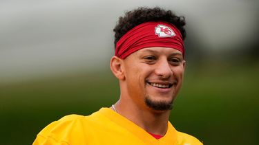 El quarterback de los Chiefs de Kansas City, Patrick Mahomes (15), llega al campamento de entrenamiento de fútbol americano el viernes 31 de julio de 2026, en St. Joseph, Misuri. (Foto AP/Charlie Riedel)