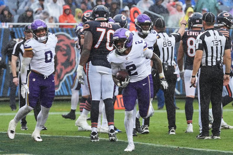 El esquinero de los Vikings de Minnesota, Isaiah Rodgers (2), celebra tras recuperar un balón suelto durante la segunda mitad de un partido de la NFL contra los Bears de Chicago en Chicago, el domingo 20 de septiembre de 2026. (Foto AP/David Banks)