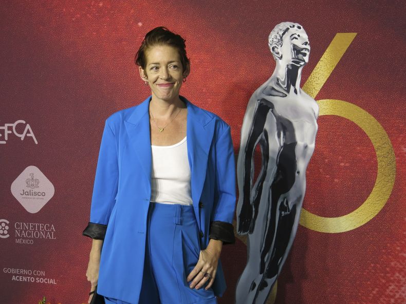 La cineasta Elisa Miller, de la película Temporada de huracanes, posa al llegar al almuerzo de nominados de la 66a edición de los premios Ariel de la Academia Mexicana de Artes y Ciencias Cinematográficas en la Ciudad de México el 21 de agosto de 2024. (Foto AP/Berenice Bautista)