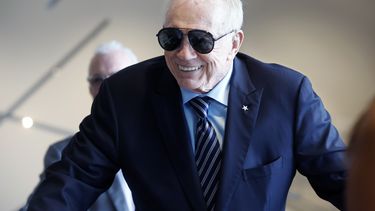 Jerry Jones, dueño de los Cowboys de Dallas, previo a la votación para aprobar la venta de los Commanders de Washington, el jueves 20 de julio de 2023, en Bloomington, Minnesota. (AP Foto/Bruce Kluckhohn)