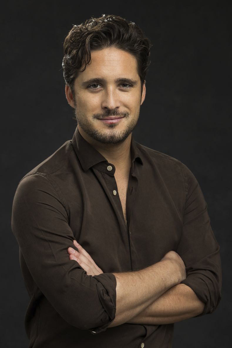 Diego Boneta posa para promocionar The Undoing of Alejandro Velasco (“La perdición de Alejandro Velasco”) el lunes 14 de abril de 2025, en Los Ángeles. (Foto Willy Sanjuan/Invision/AP)