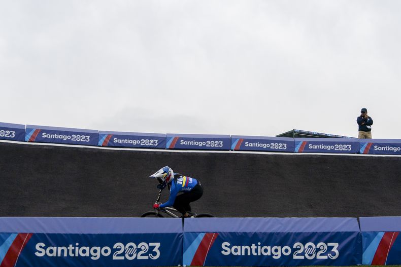 La colombiana Mariana Pajón compite en las clasificatoria del BMX de los Juegos Panamericanos en Santiago, Chile, el sábado, 21 de octubre de 2023. (AP Foto/Matías Basualdo)