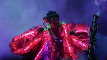 Li Saumet, del grupo electro tropical colombiano Bomba Estero, se presenta durante un concierto gratuito en el Zócalo de la Ciudad de México, el sábado 30 de noviembre de 2024. (Foto AP/Aurea Del Rosario)