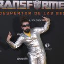El actor mexicano e influencer Javier Ibarreche, del elenco de voces en español de Transformers: Rise of the Beasts posa a su llegada a la alfombra roja de la película en la Ciudad de México el 30 de mayo de 2023. (Foto AP/Berenice Bautista)