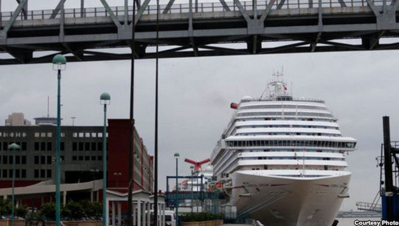El buque 3.646 pasajeros se encontraba en medio de un crucero por el Caribe de siete días, cuando los oficiales en el puente vieron un pequeño barco en peligro, dijo "Carnival" en un comunicado.