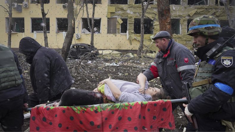 ARCHIVO - Rescatistas ucranianos y voluntarios llevan a una mujer embarazada herida de un hospital de maternidad dañado por un ataque aéreo in Mariupol, Ucrania, el 9 de marzo de 2022. La imagen forma parte del documental 20 Days in Mariupol que fue nominado a los Premios de la Academia el 23 de enero de 2024. (Foto AP/Evgeniy Maloletka, archivo)