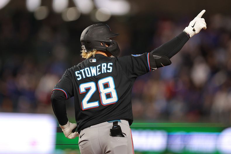 Kyle Stowers, de los Marlins de Miami, celebra su cuadrangular de dos carreras durante la sexta entrada del partido de béisbol de Grandes Ligas contra los Cachorros de Chicago, el miércoles 23 de septiembre de 2026, en Chicago. (AP Foto/Melissa Tamez)