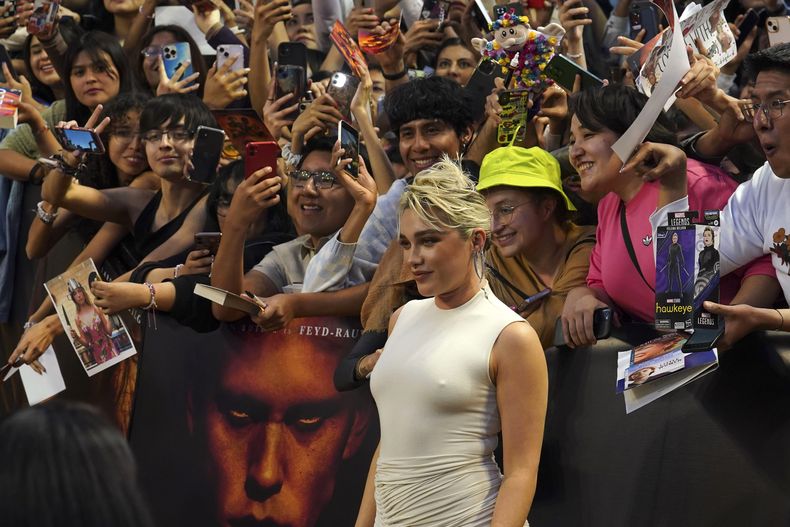 La actriz Florence Pugh posa para un retrato en la alfombra roja de la película Dune: Part Two, en la Ciudad de México el martes 6 de febrero de 2024. (Foto AP/Marco Ugarte)