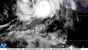 Esta imagen satelital, distribuida por la Administración Nacional Oceánica y Atmosférica de Estados Unidos (NOAA), muestra al huracán Simón sobre el océano Pacífico el 10 de octubre de 2026. (Administración Nacional Oceánica y Atmosférica vía AP)