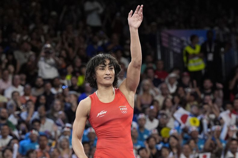 Foto del martes 6 de agosto del 2024, la luchadora de la india Vinesh Phogat celebra al vencer a la cubana Yusneylys Guzman en la semifinal en la categoría libre de 50 kilógramos en los Juegos Olímpicos de París. (AP Foto/Eugene Hoshiko)
