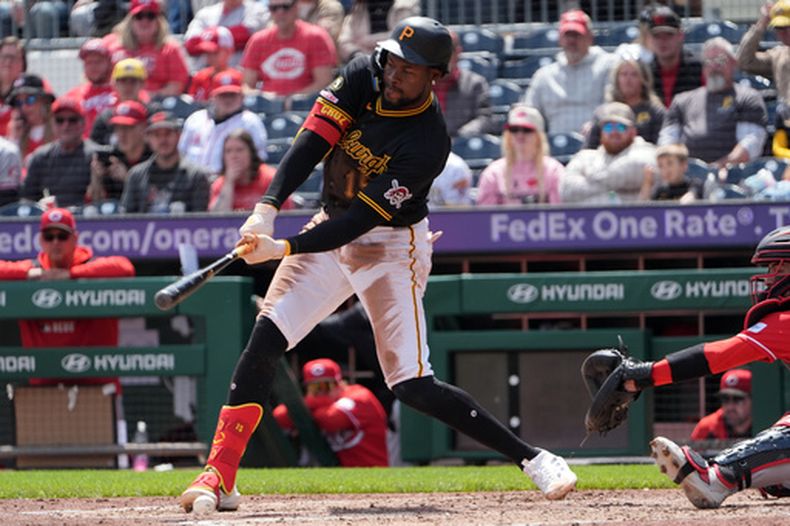 El dominicano Oneil Cruz de los Piratas de Pittsburgh batea un foul en la sexta entrada ante Chase Burns de los Rojos de Cincinnati el domingo 3 de mayo del 2026. (AP Foto/Tom E. Puskar)