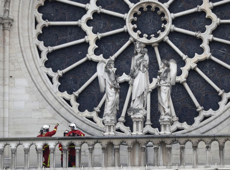 EUR-GEN_NOTRE_DAME-INCENDIO-0.jpg