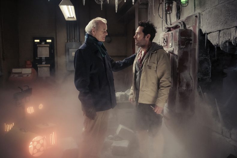 En esta imagen proporcionada por Columbia Pictures, Bill Murray, izquierda, y Paul Rudd en una escena de Ghostbusters: Frozen Empire. (Columbia Pictures/Sony via AP)